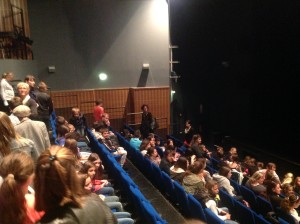 Les collégiens-spectateurs prennent place au théâtre du Hublot de Bourges