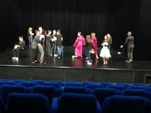Le lendemain, au théâtre Le Hublot de Bourges, les élèves découvrent le plateau